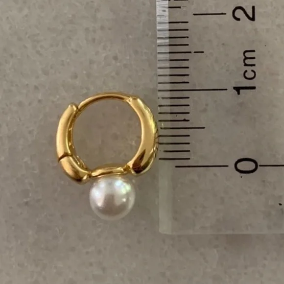 Gold Chunky Pearl Huggie Hoop Earrings Brand New - Picture 3 of 5